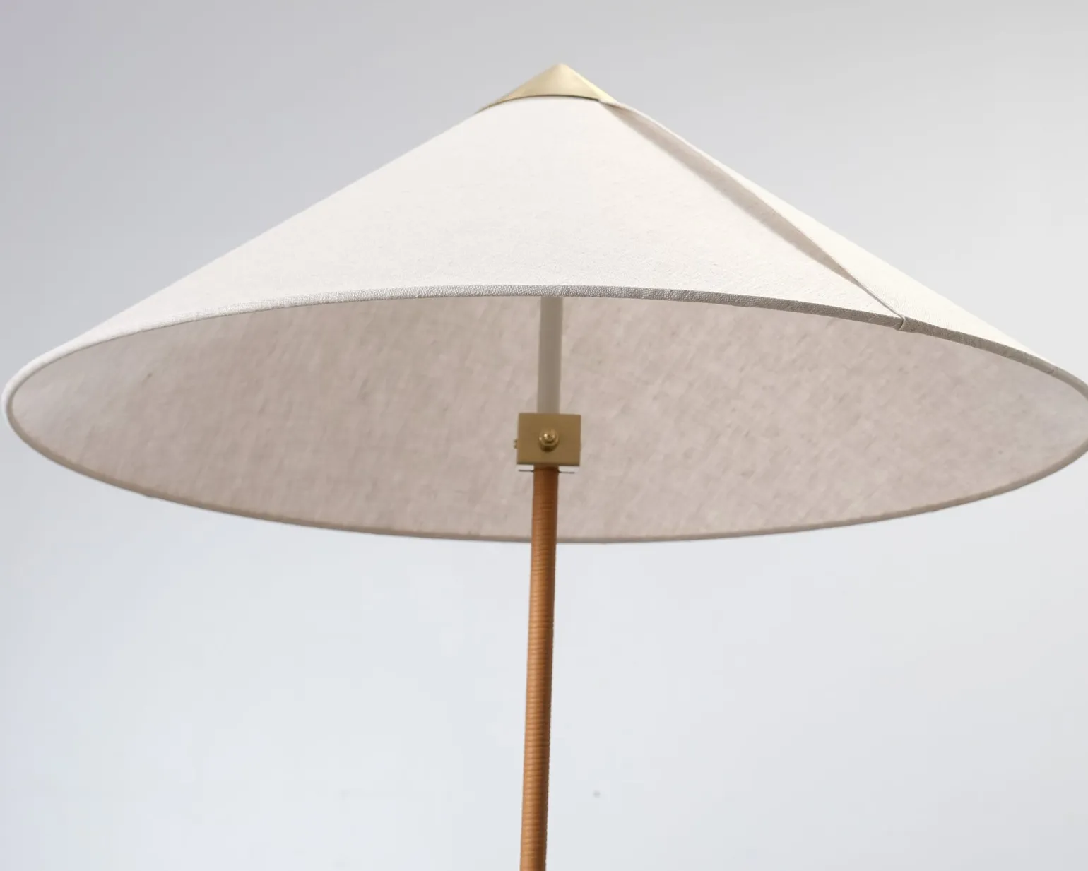 GUBI Tynell 9602 golvlampa canvas / mässing