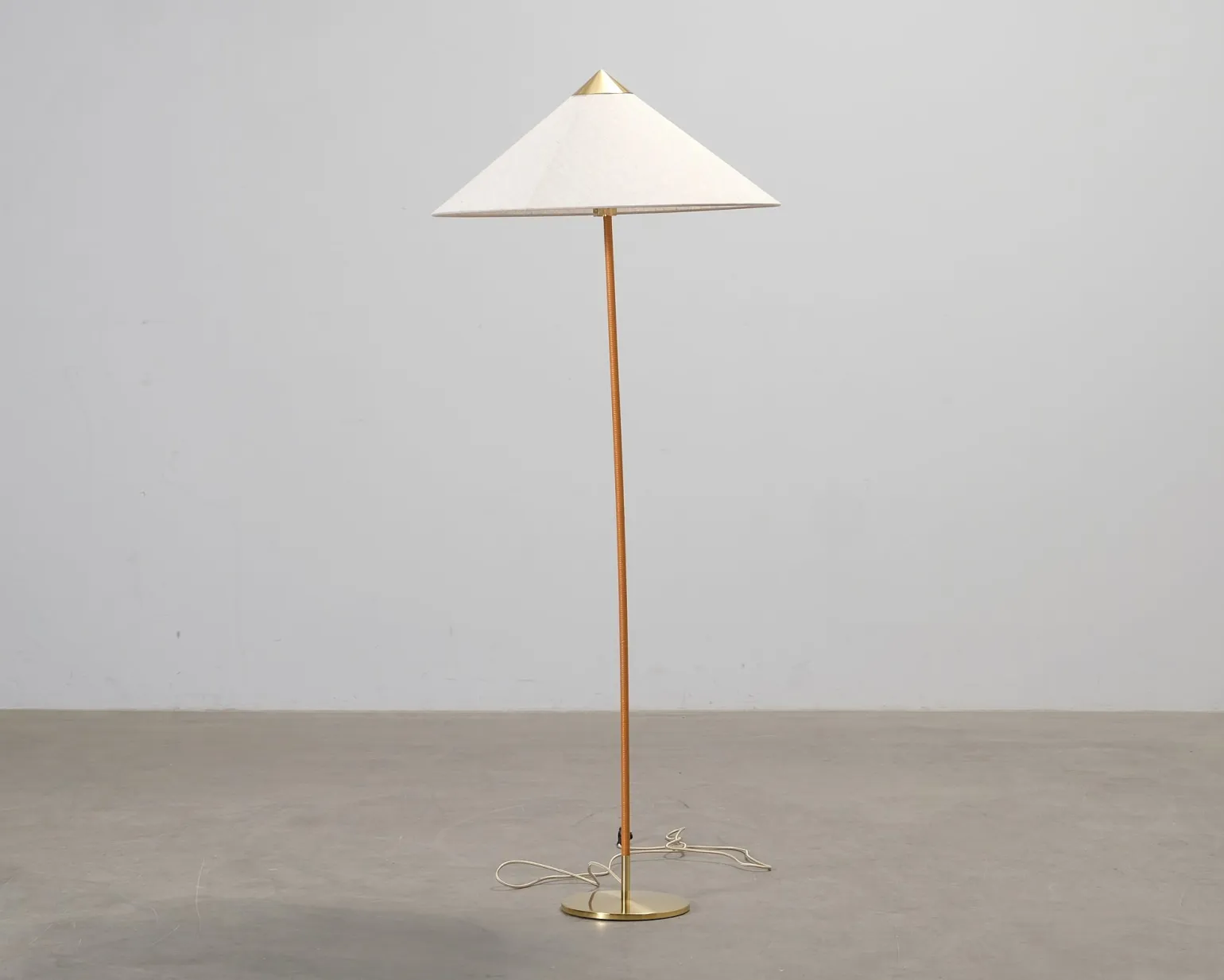 GUBI Tynell 9602 golvlampa canvas / mässing