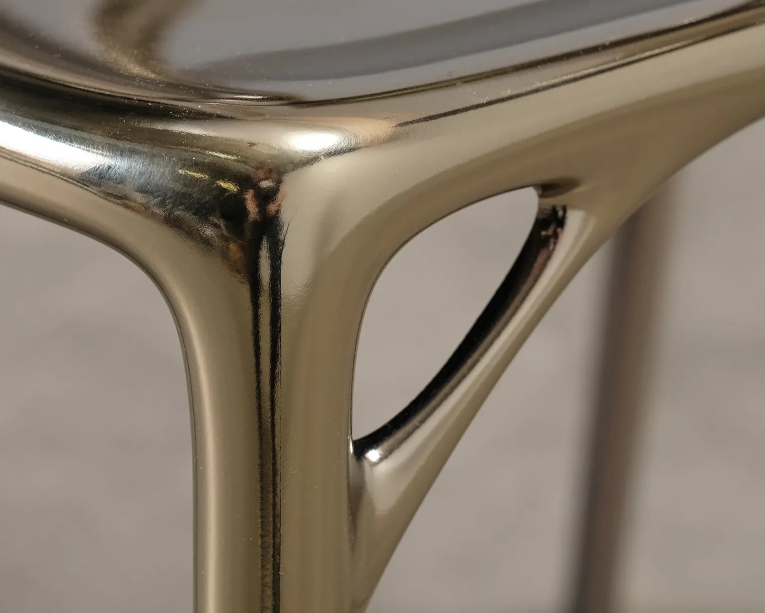 Kartell A.I. Metal stol brons