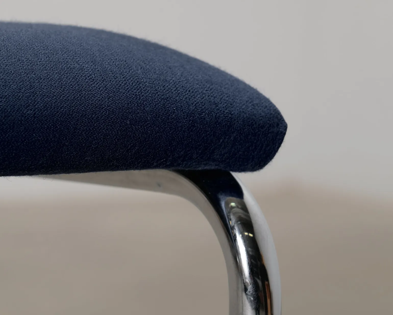 Knoll Cesca stol med armstöd brun / blå
