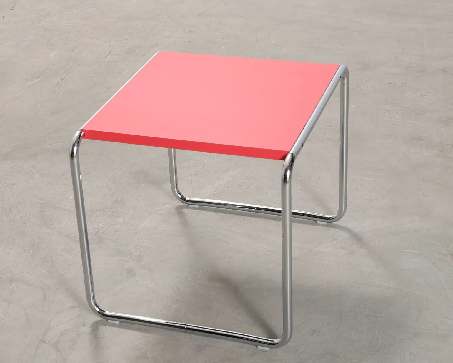 Knoll Laccio sidobord röd