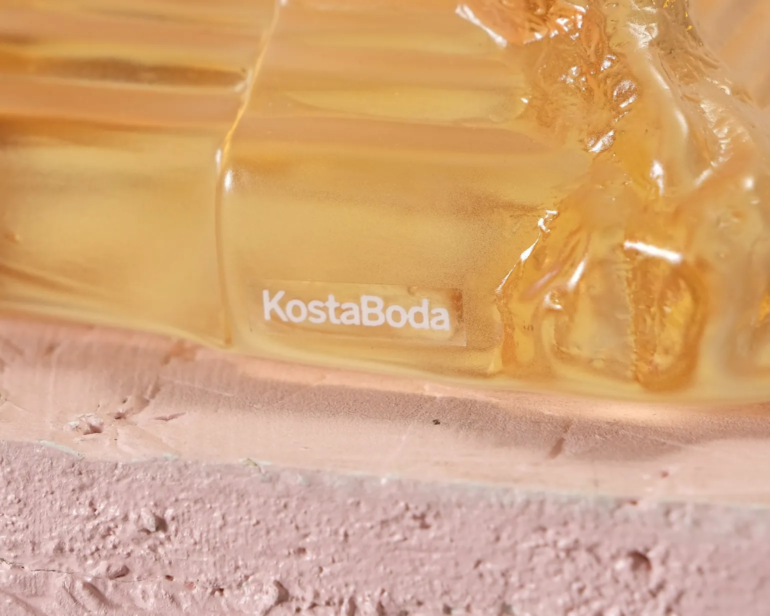 Kosta Boda Rocky Baroque ljusstake bärnsten
