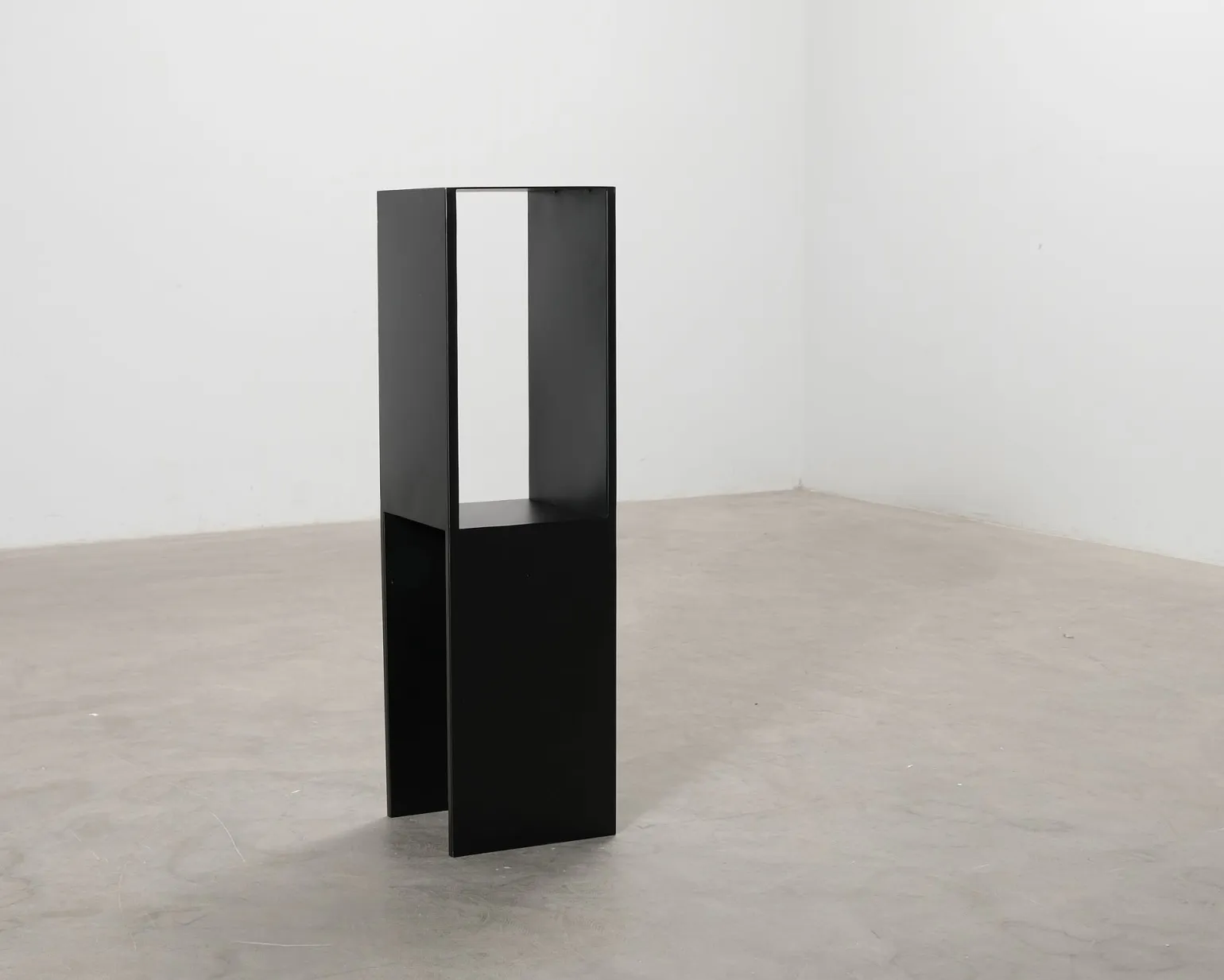 Kristina Dam Studio Pedestal sidobord svart