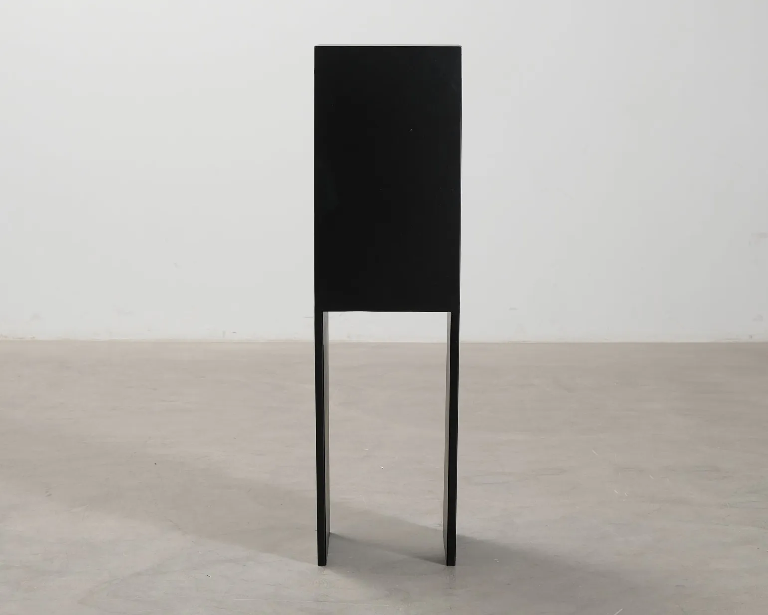 Kristina Dam Studio Pedestal sidobord svart