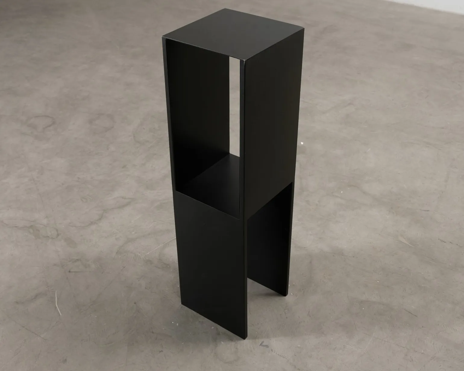 Kristina Dam Studio Pedestal sidobord svart