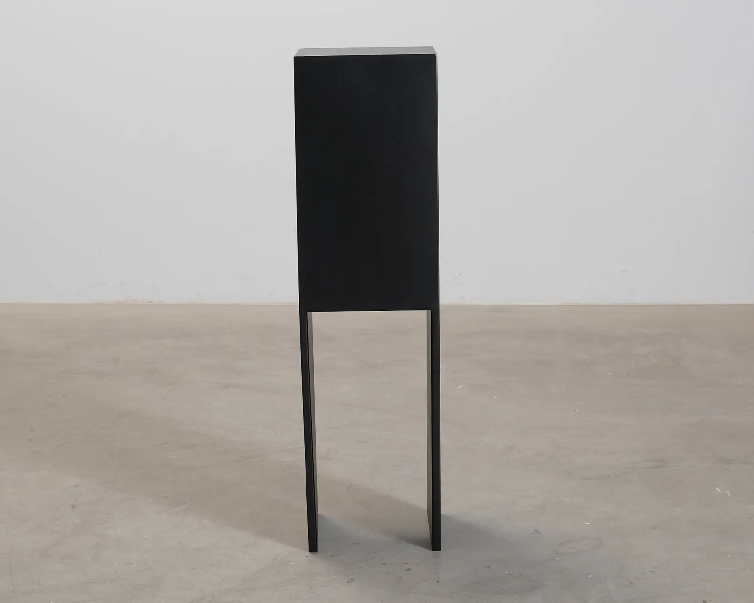 Kristina Dam Studio Pedestal sidobord svart