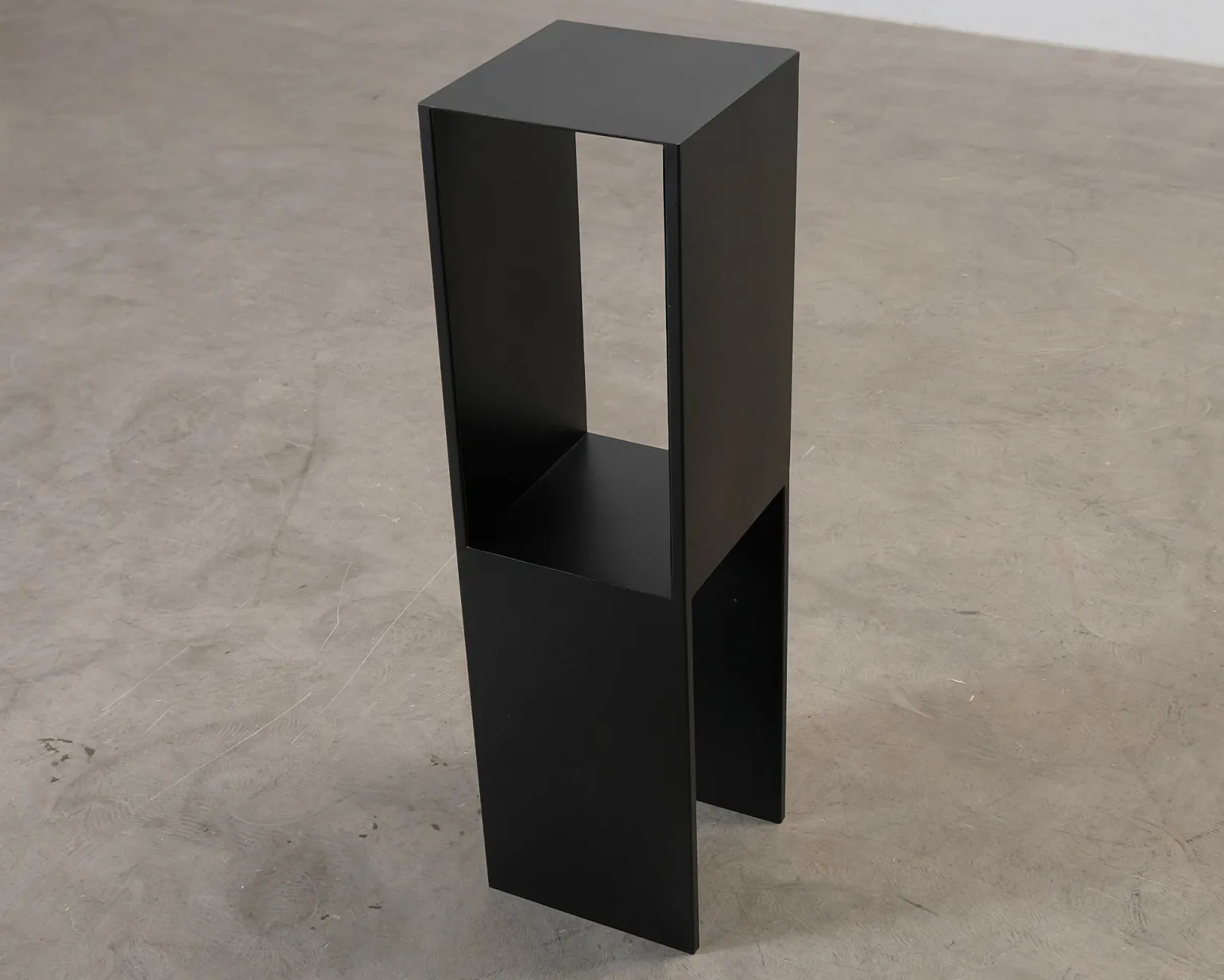 Kristina Dam Studio Pedestal sidobord svart