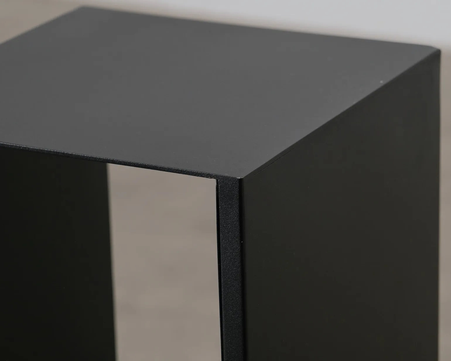 Kristina Dam Studio Pedestal sidobord svart
