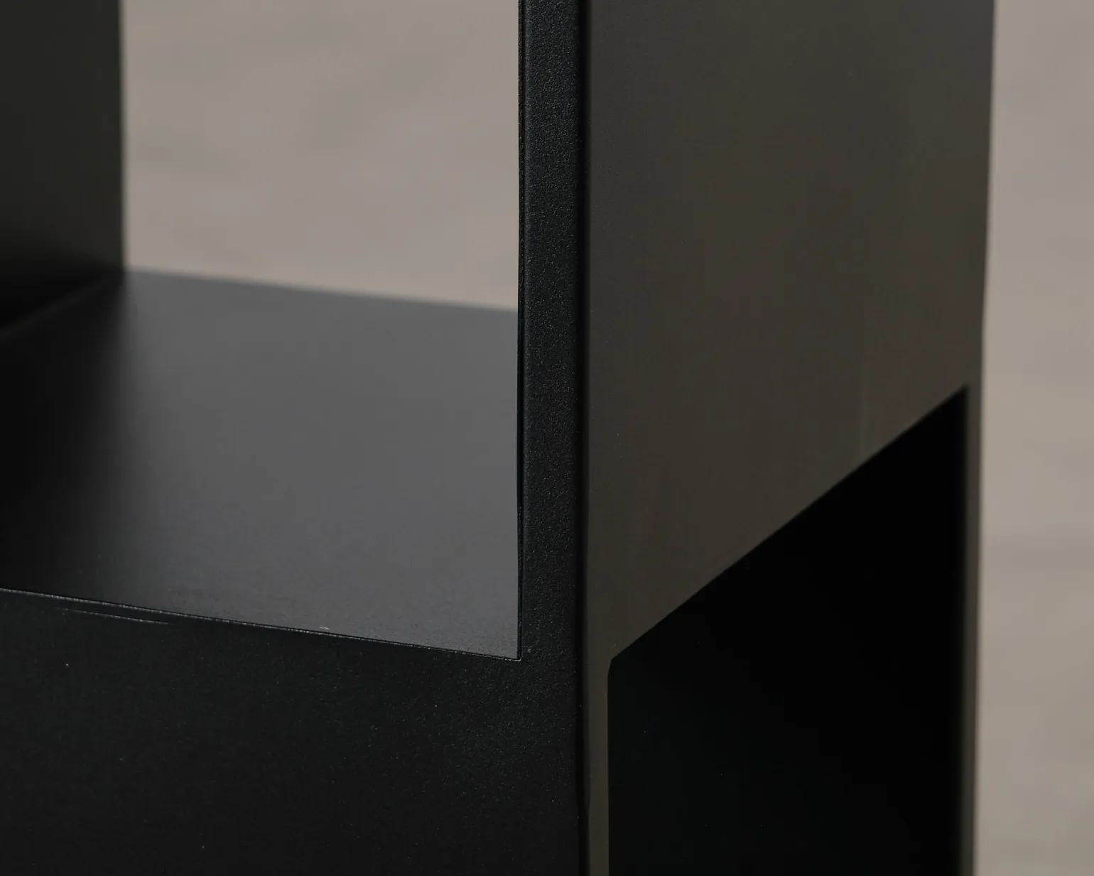 Kristina Dam Studio Pedestal sidobord svart