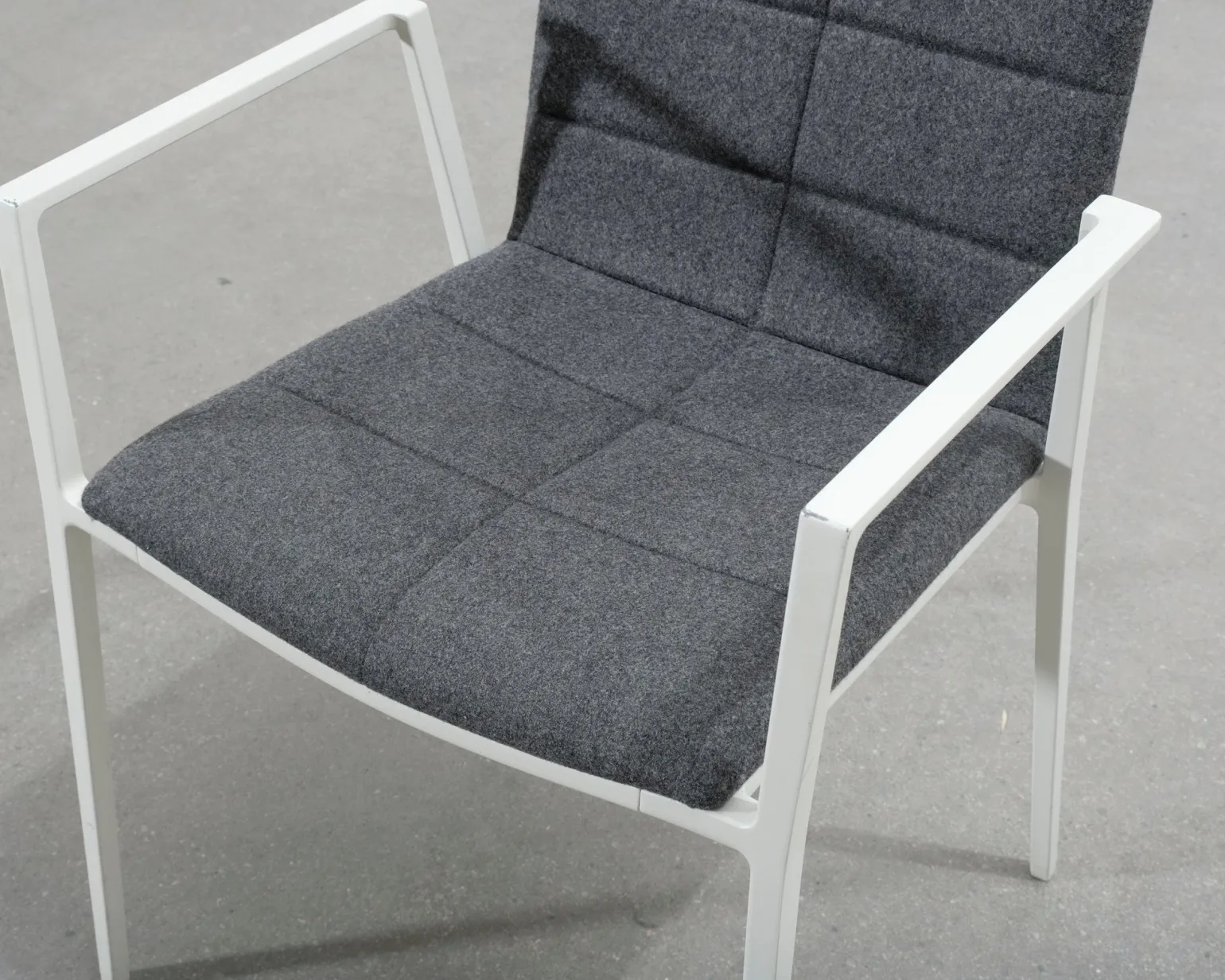 Lammhults Archal karmstol grå