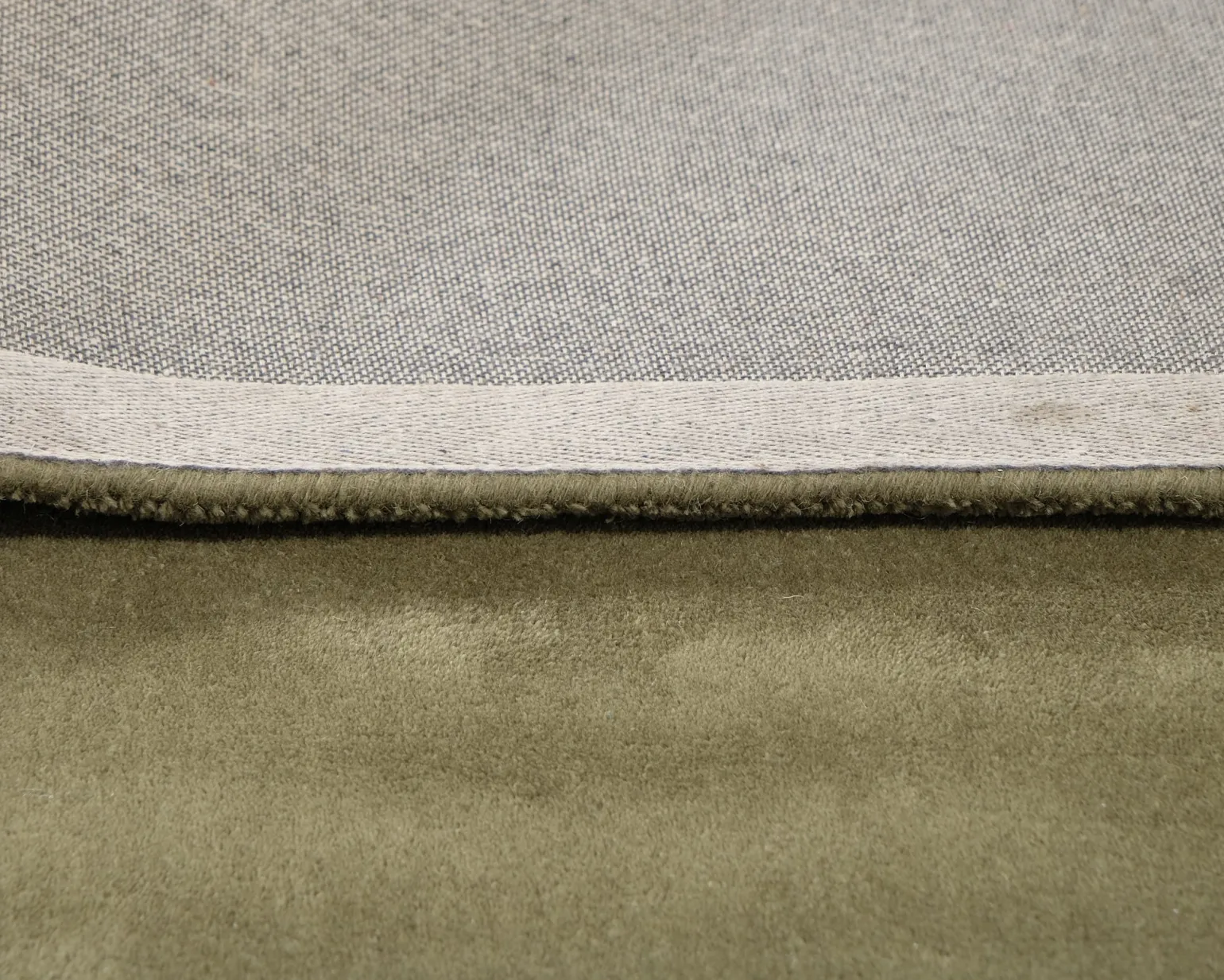 Layered Classic Solid Wool ullmatta 180 x 270 cm Capulet Olive
