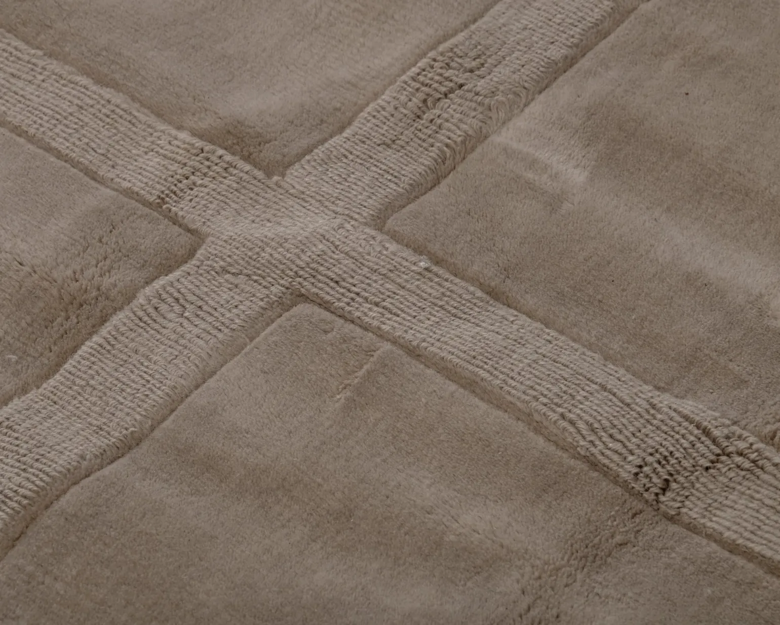 Layered Swedish Grace matta 246 x 345 cm