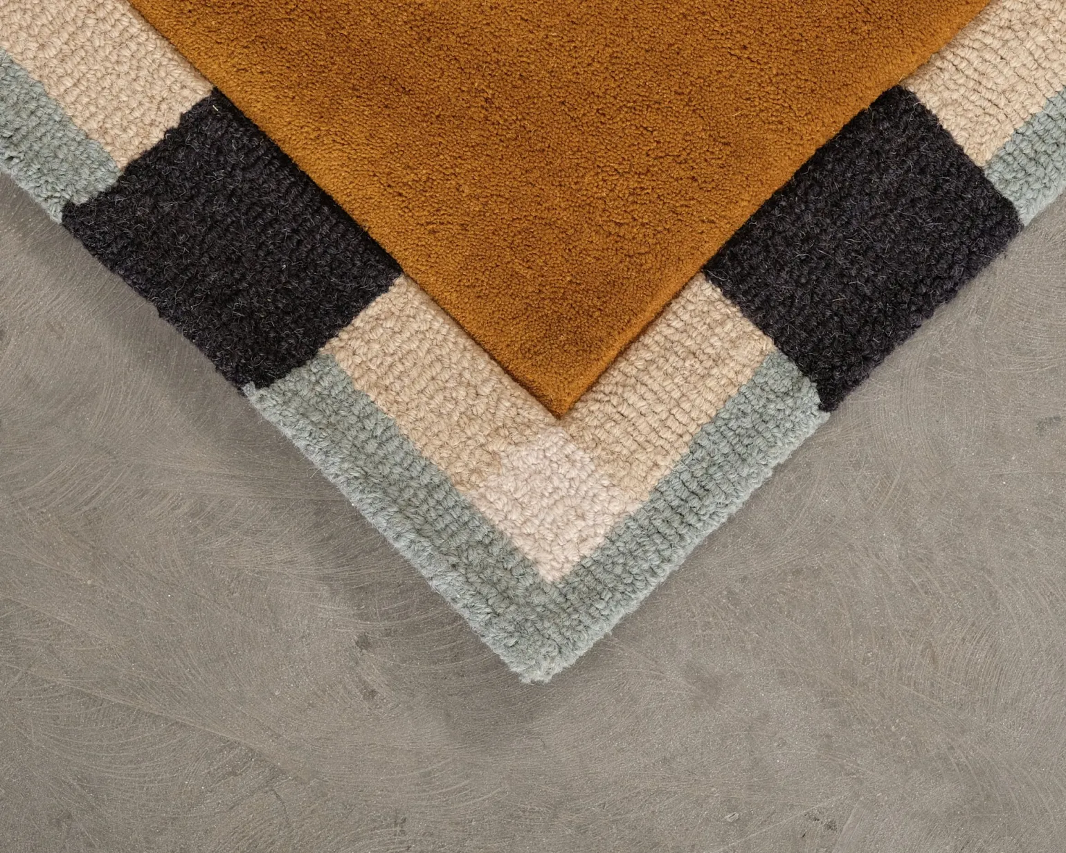 Layered x Evelina Kroon Ochre Fields ullmatta 250 x 345 cm