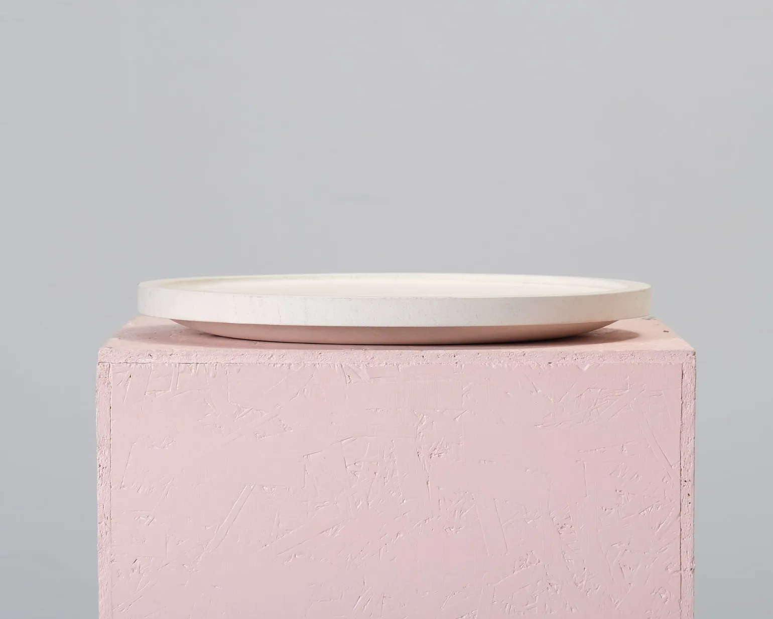 Louise Roe Gallery Objekt 10 bricka kalksten