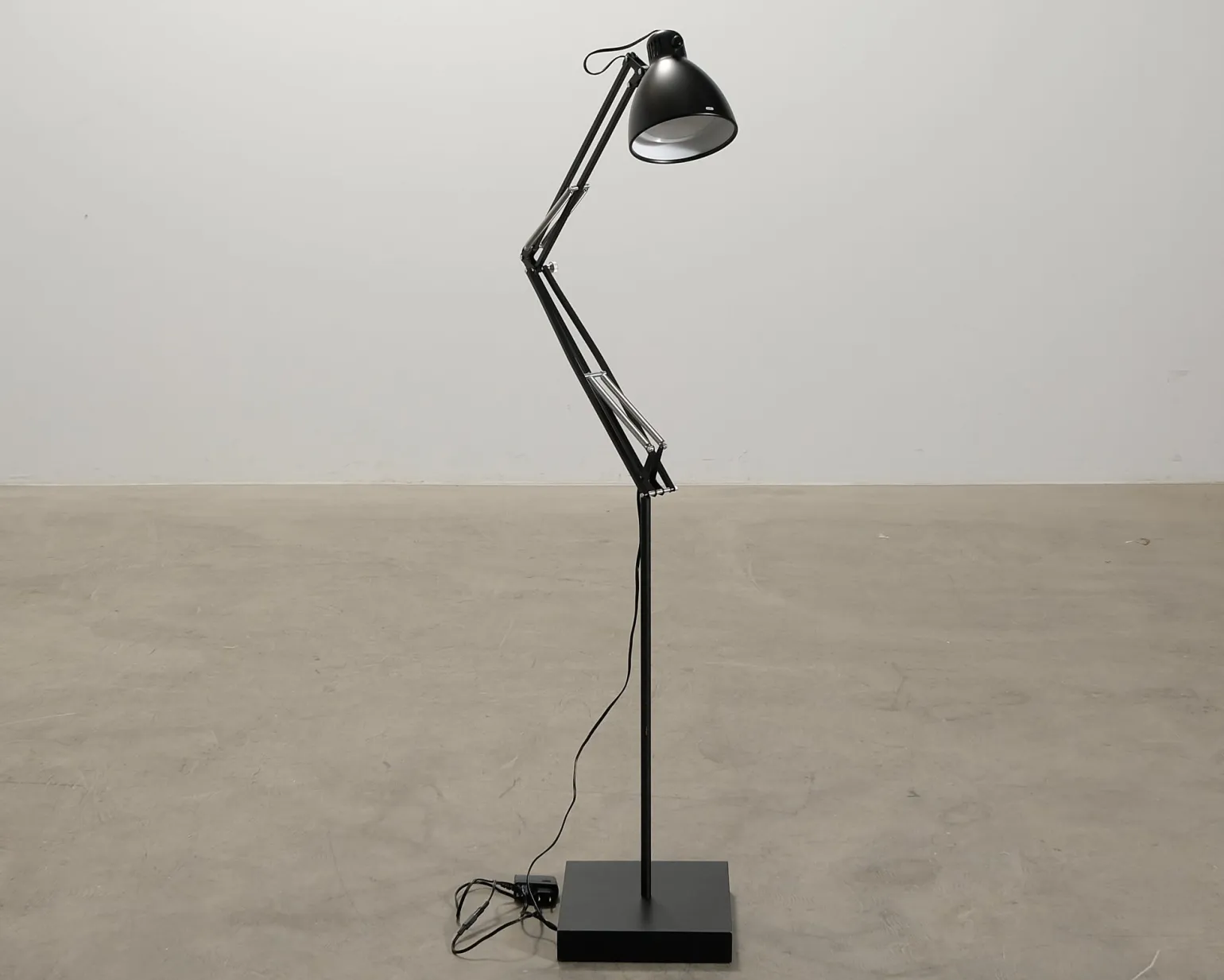 Luxo L1 golvlampa svart