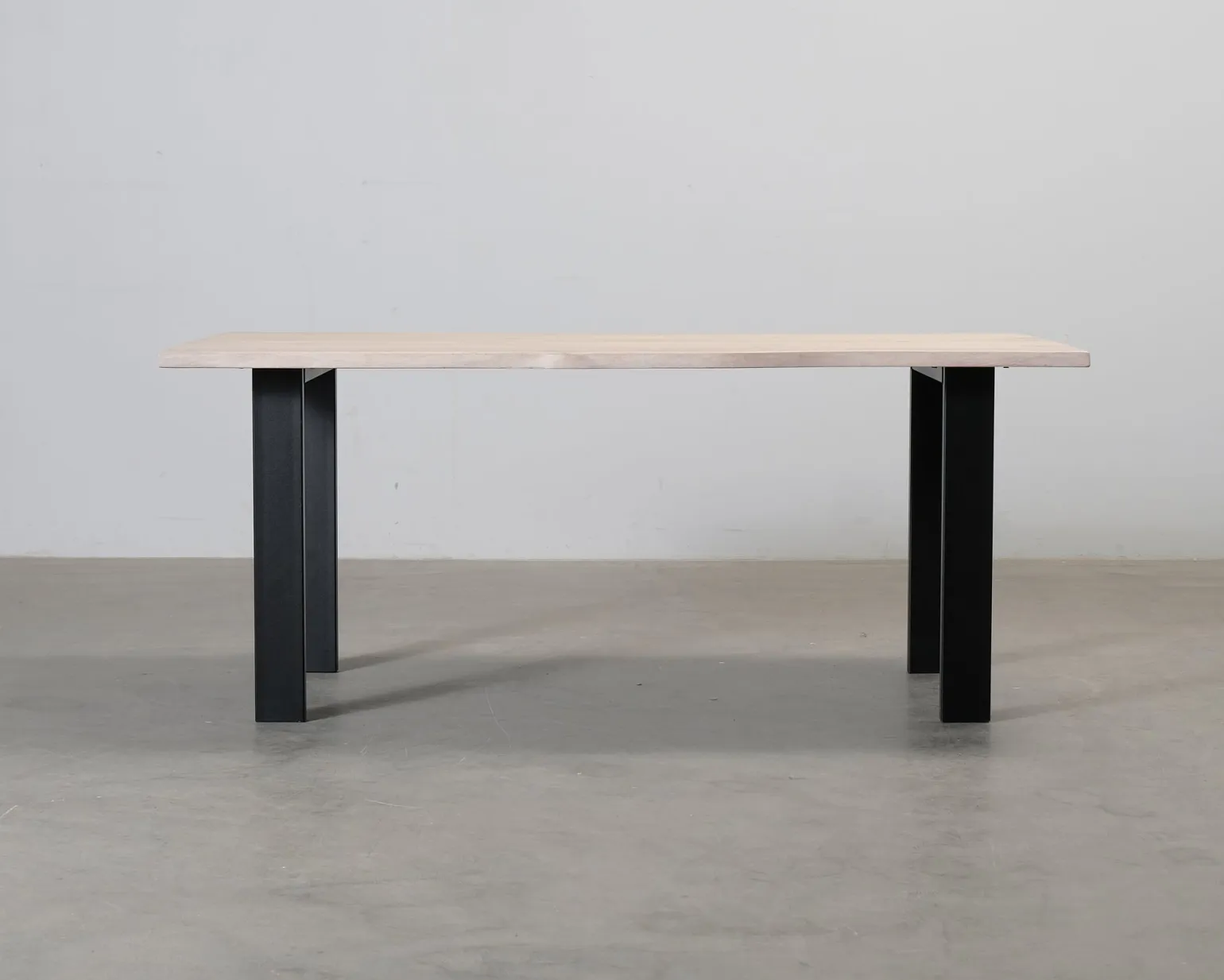 Matbord med asymmetrisk bordsskiva