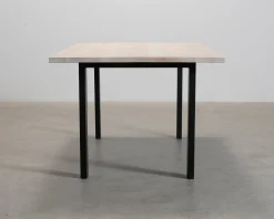 Matbord med asymmetrisk bordsskiva