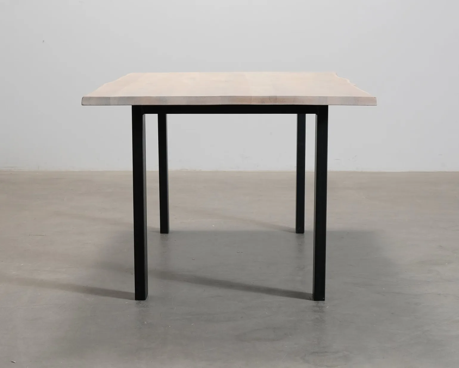 Matbord med asymmetrisk bordsskiva