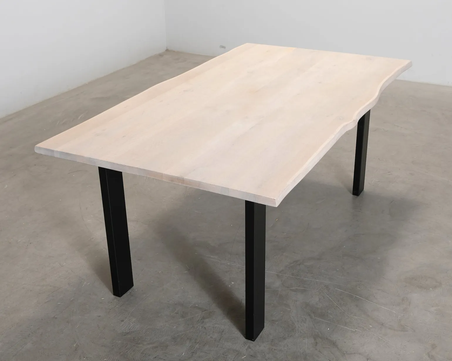 Matbord med asymmetrisk bordsskiva