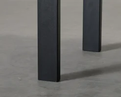 Matbord med asymmetrisk bordsskiva