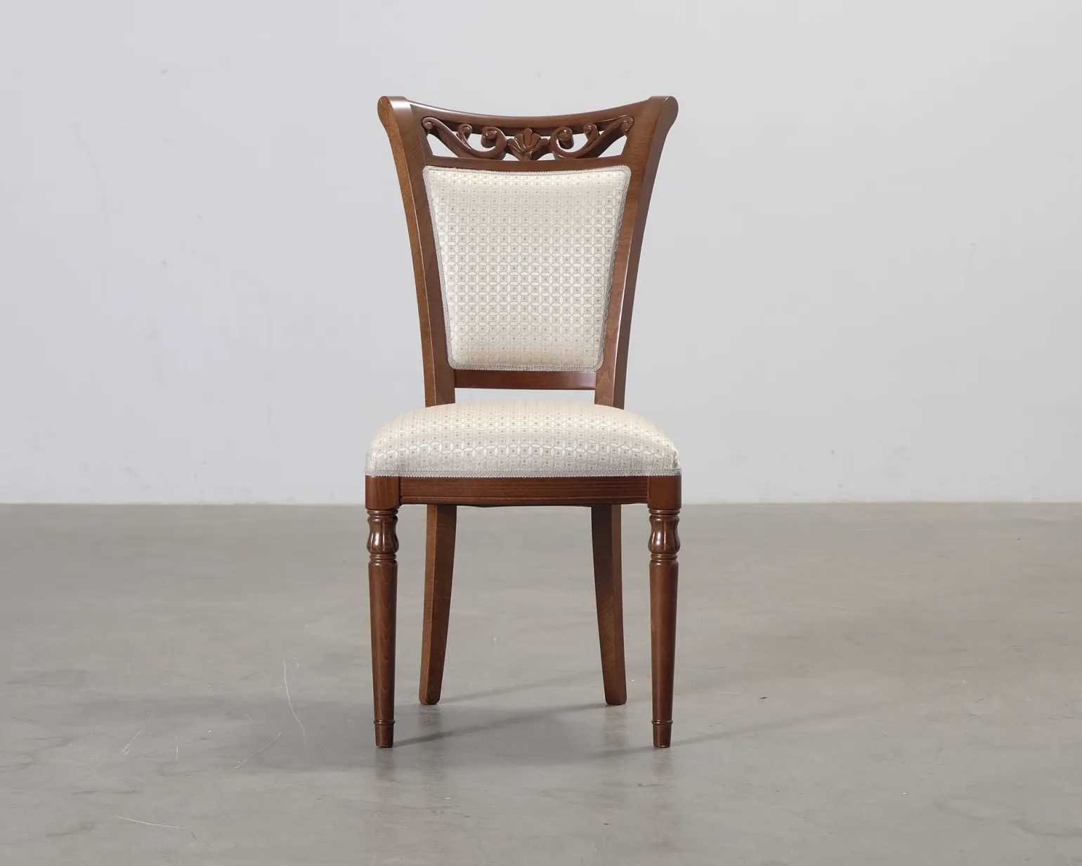 Matstol i trä och beige sits