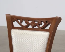 Matstol i trä och beige sits