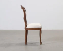Matstol i trä och grå sits