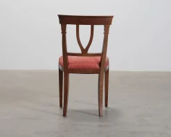 Matstol i trä och röd sits