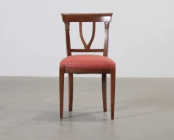 Matstol i trä och röd sits
