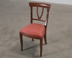Matstol i trä och röd sits