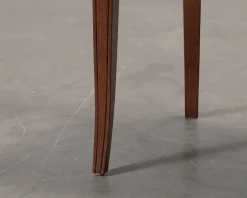 Matstol i trä och röd sits