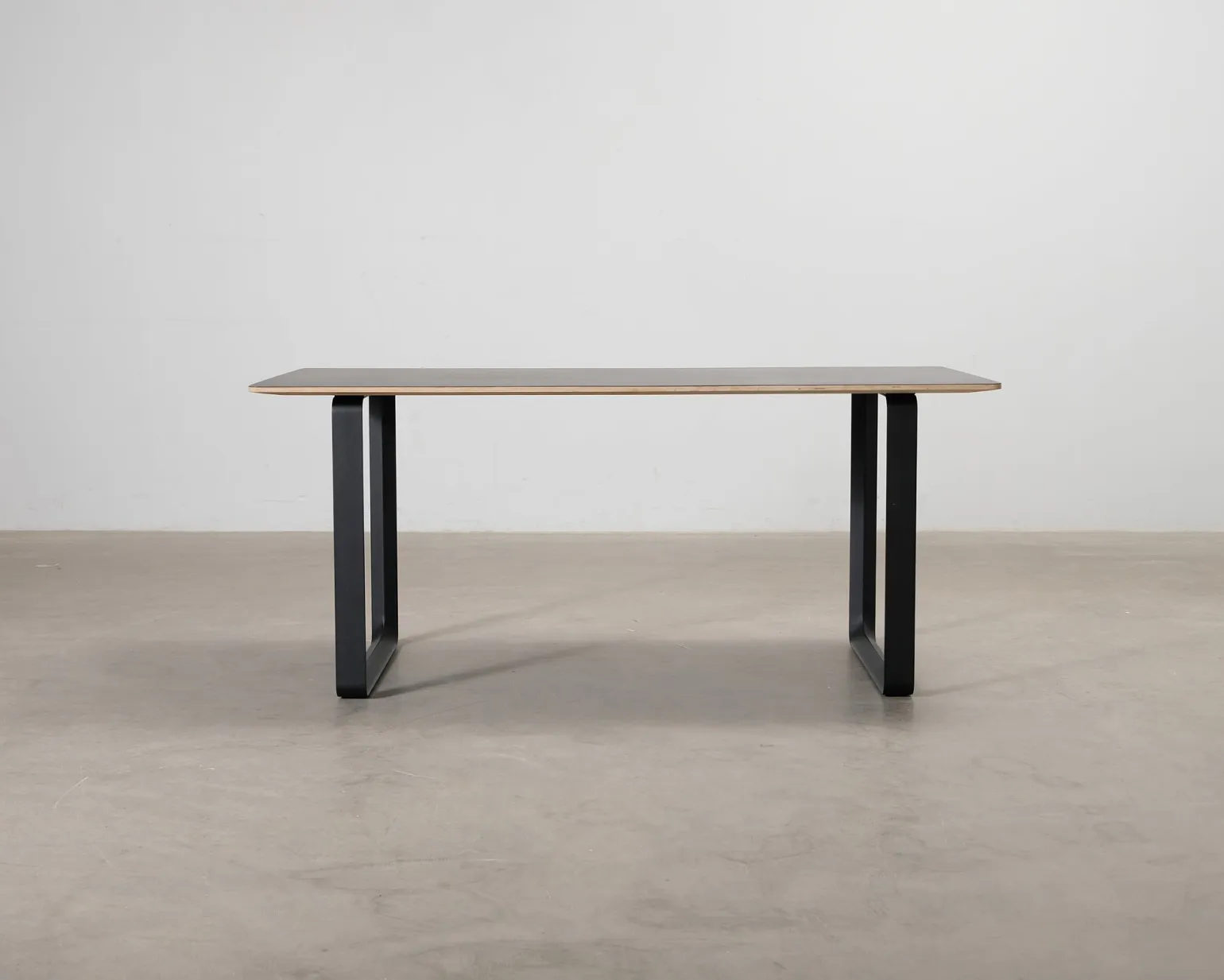 Muuto 70/70 bord svart