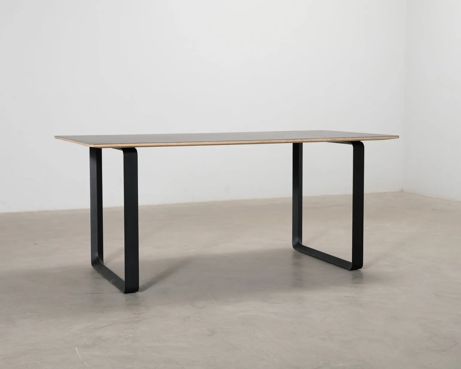 Muuto 70/70 bord svart