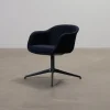 Muuto Fiber Conference Swivel fåtölj svart / mörkblå