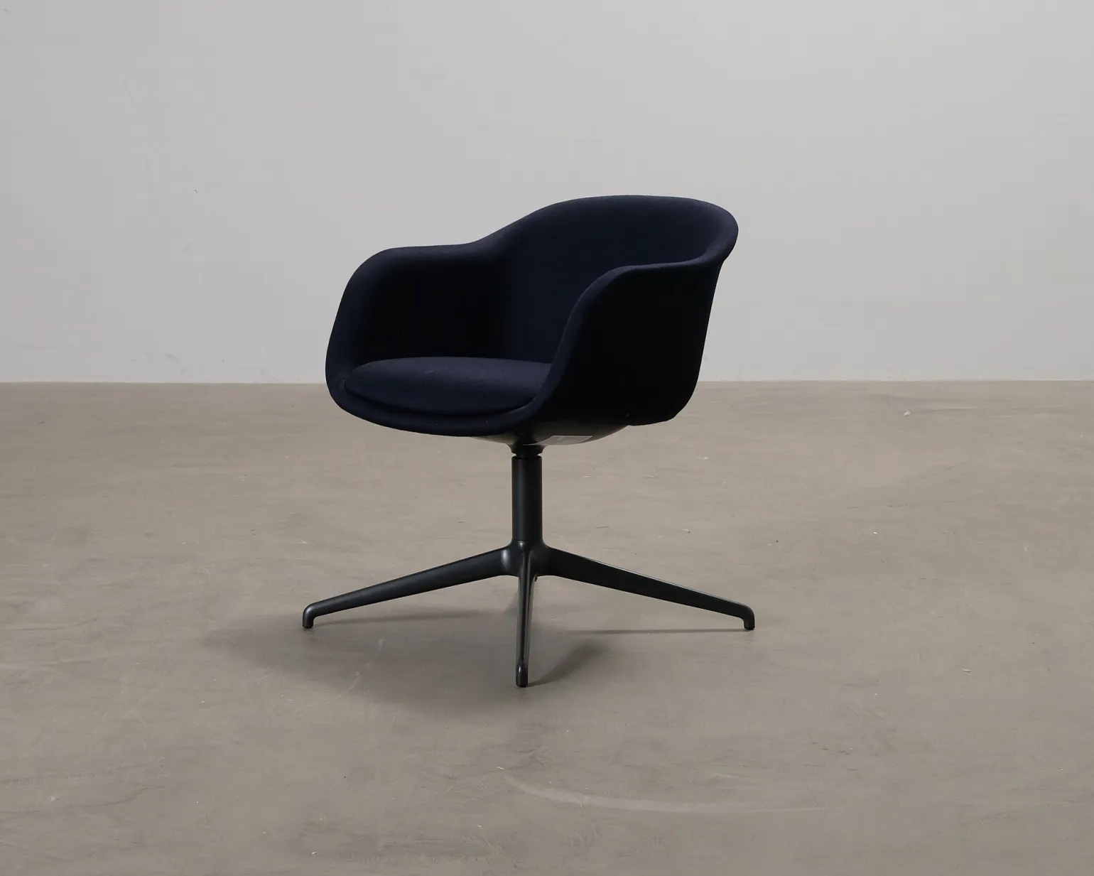 Muuto Fiber Conference Swivel fåtölj svart / mörkblå