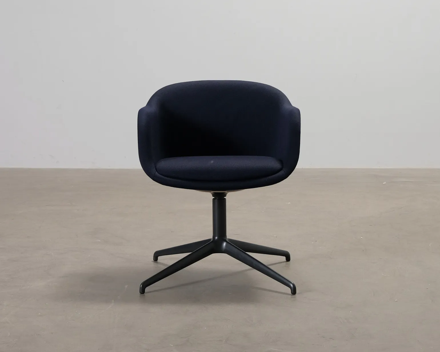 Muuto Fiber Conference Swivel fåtölj svart / mörkblå
