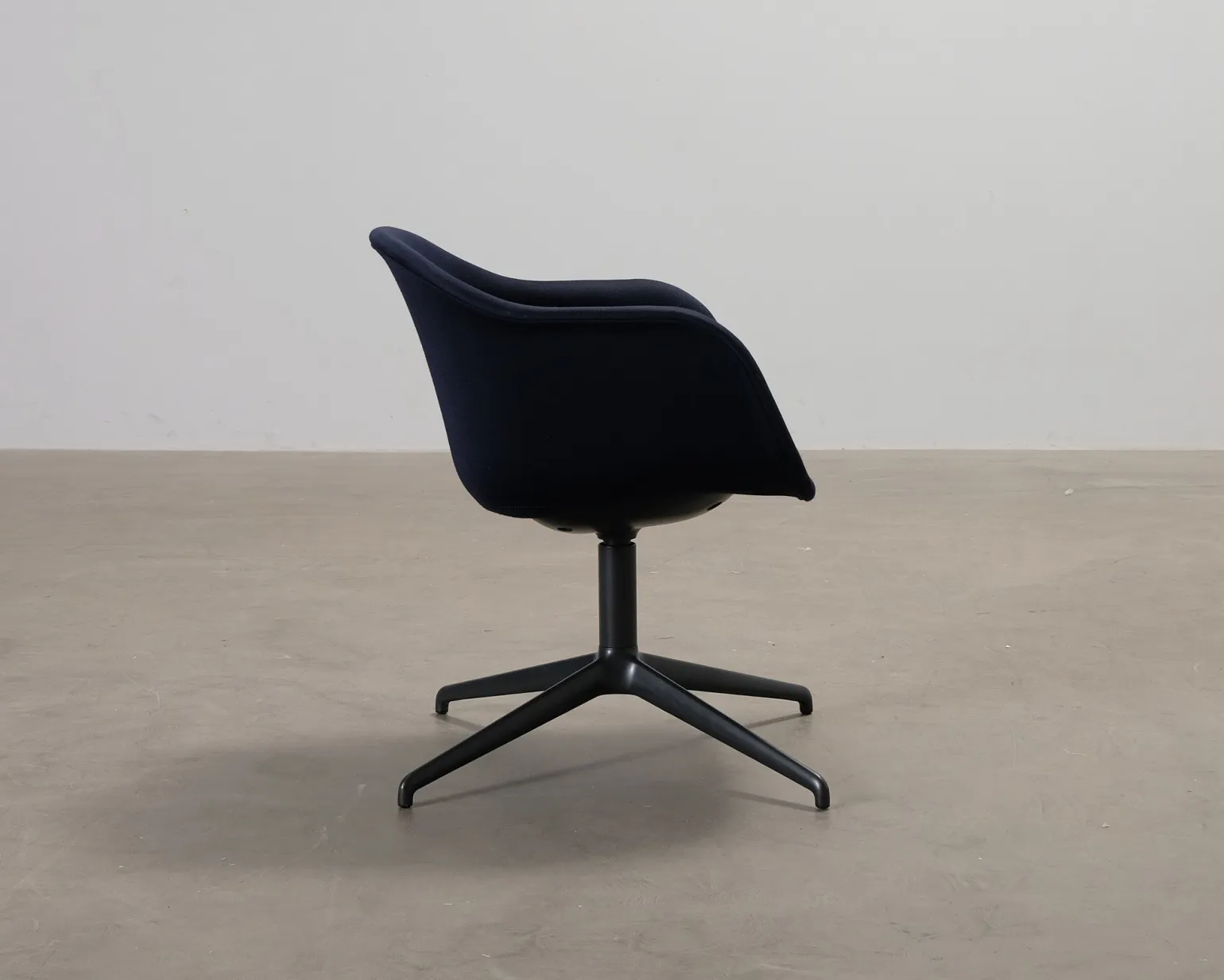 Muuto Fiber Conference Swivel fåtölj svart / mörkblå