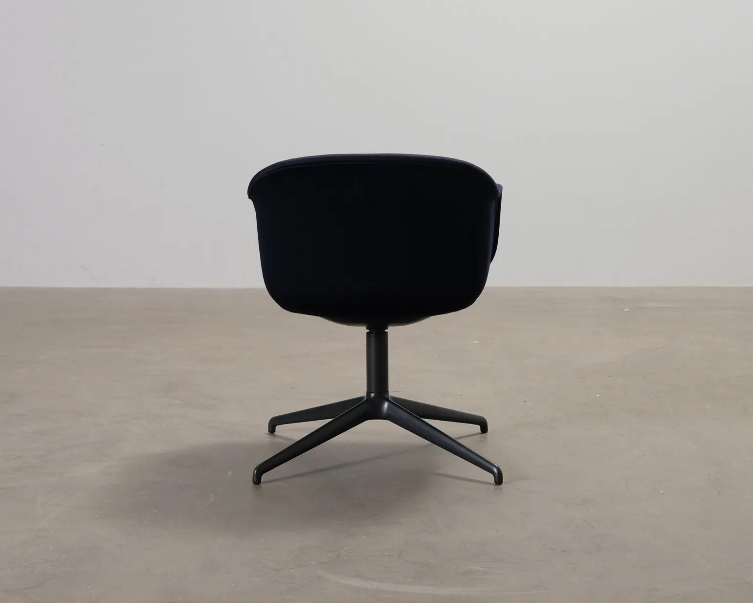Muuto Fiber Conference Swivel fåtölj svart / mörkblå