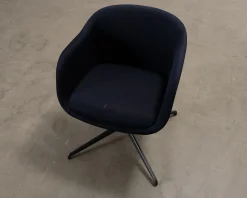 Muuto Fiber Conference Swivel fåtölj svart / mörkblå