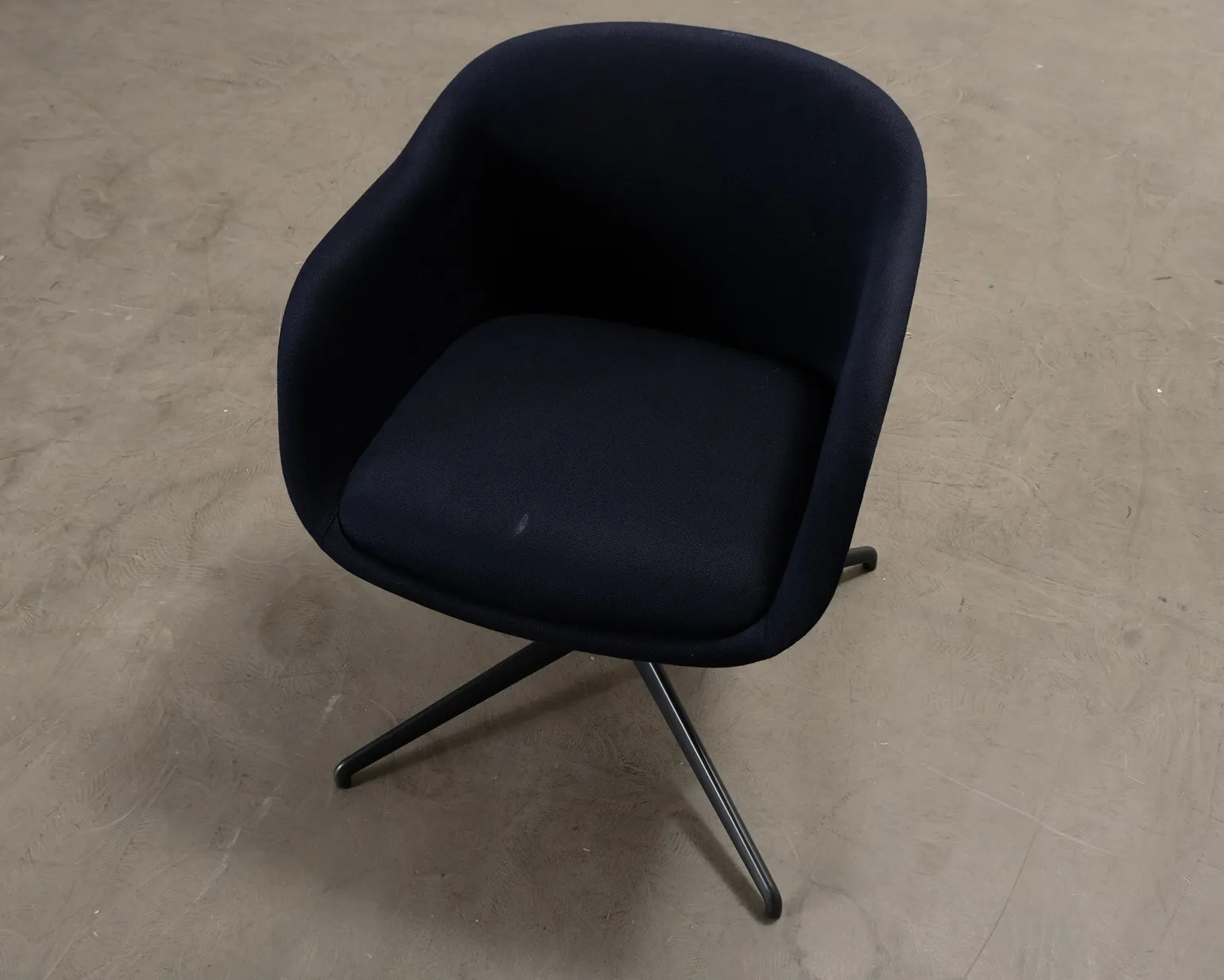 Muuto Fiber Conference Swivel fåtölj svart / mörkblå