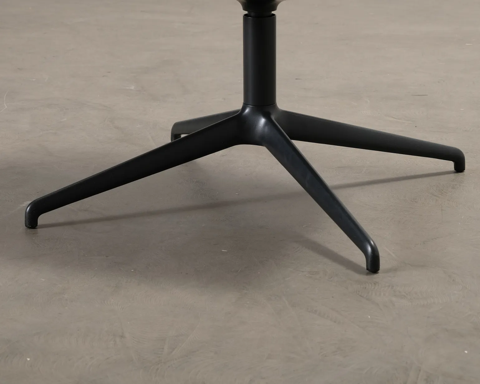 Muuto Fiber Conference Swivel fåtölj svart / mörkblå