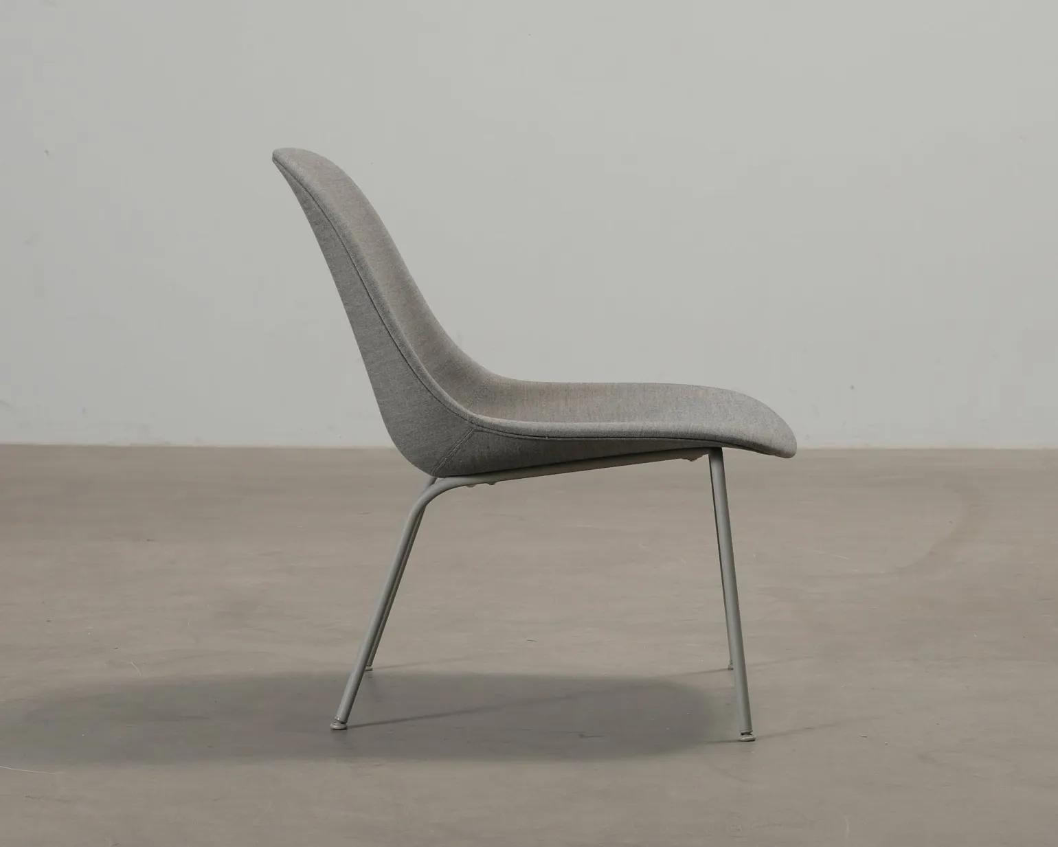 Muuto Fiber loungestol grå