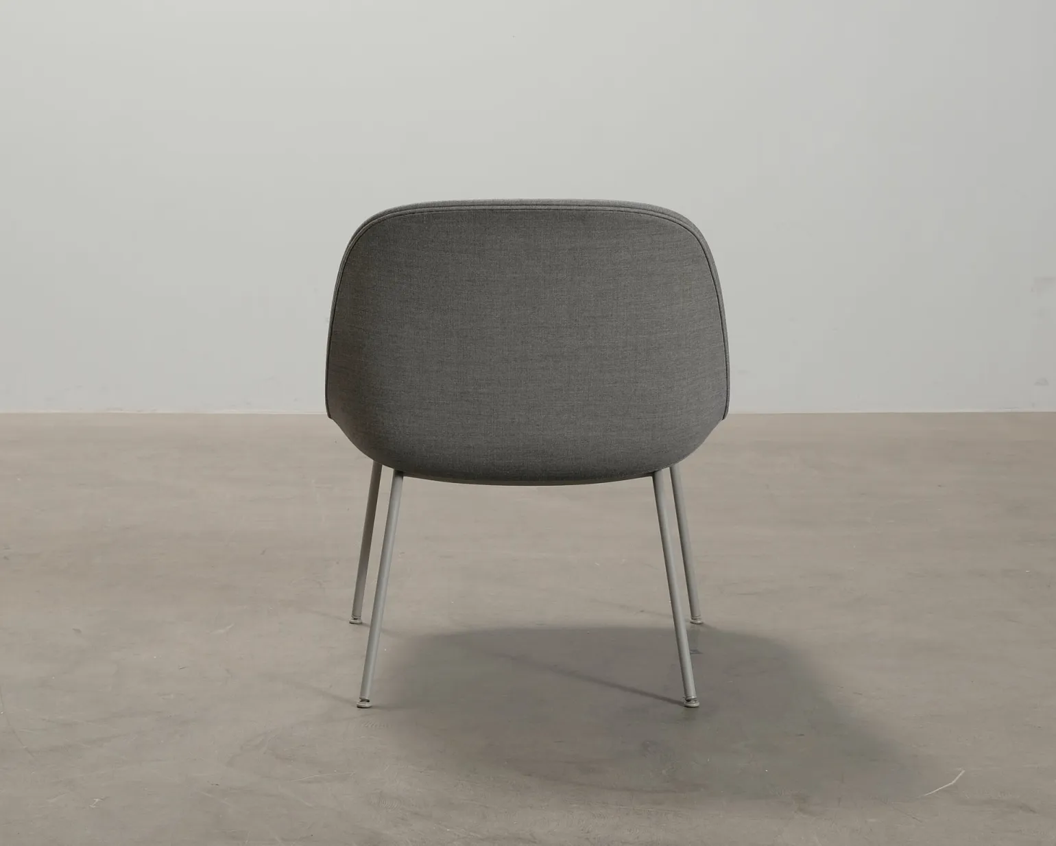 Muuto Fiber loungestol grå