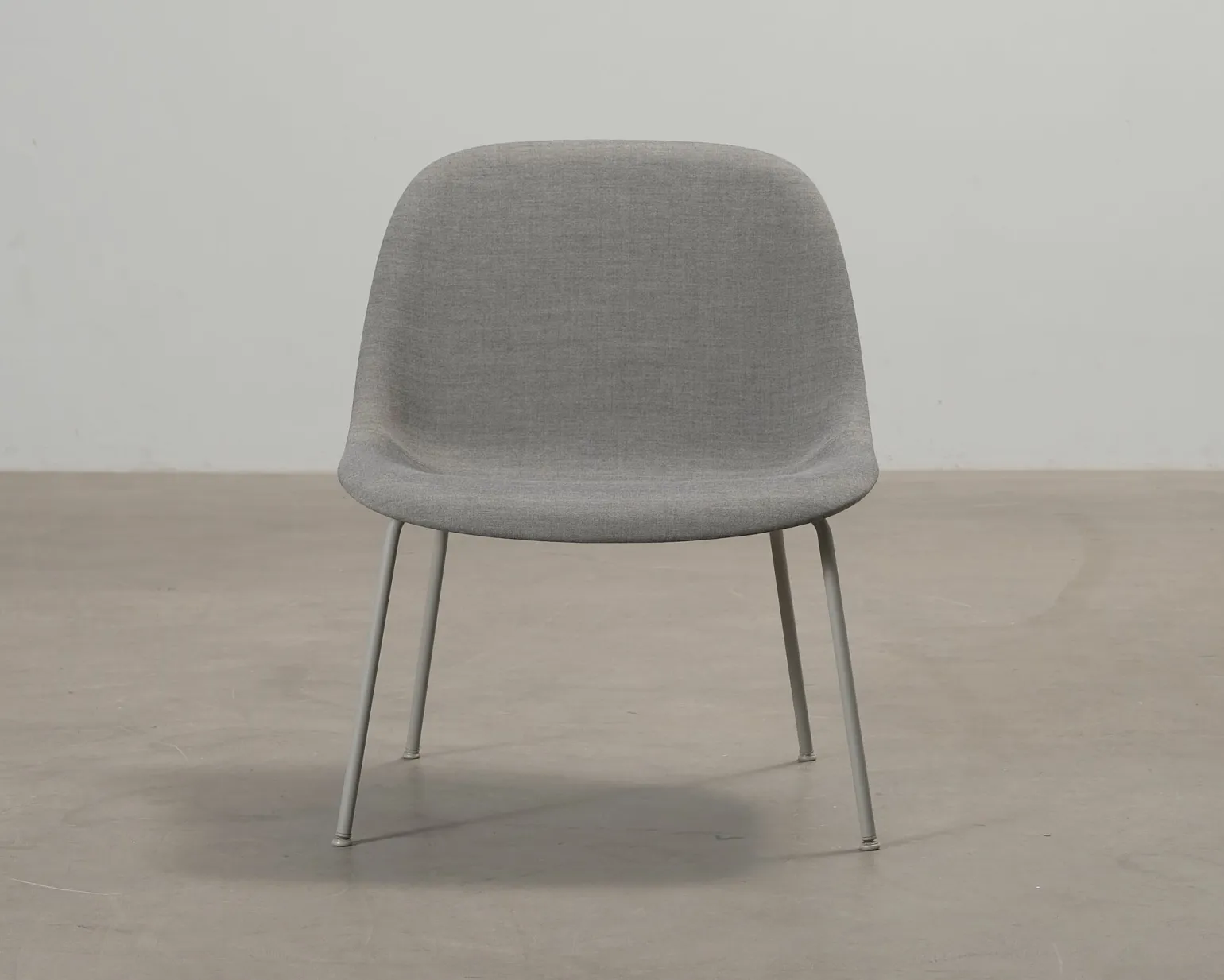 Muuto Fiber loungestol grå