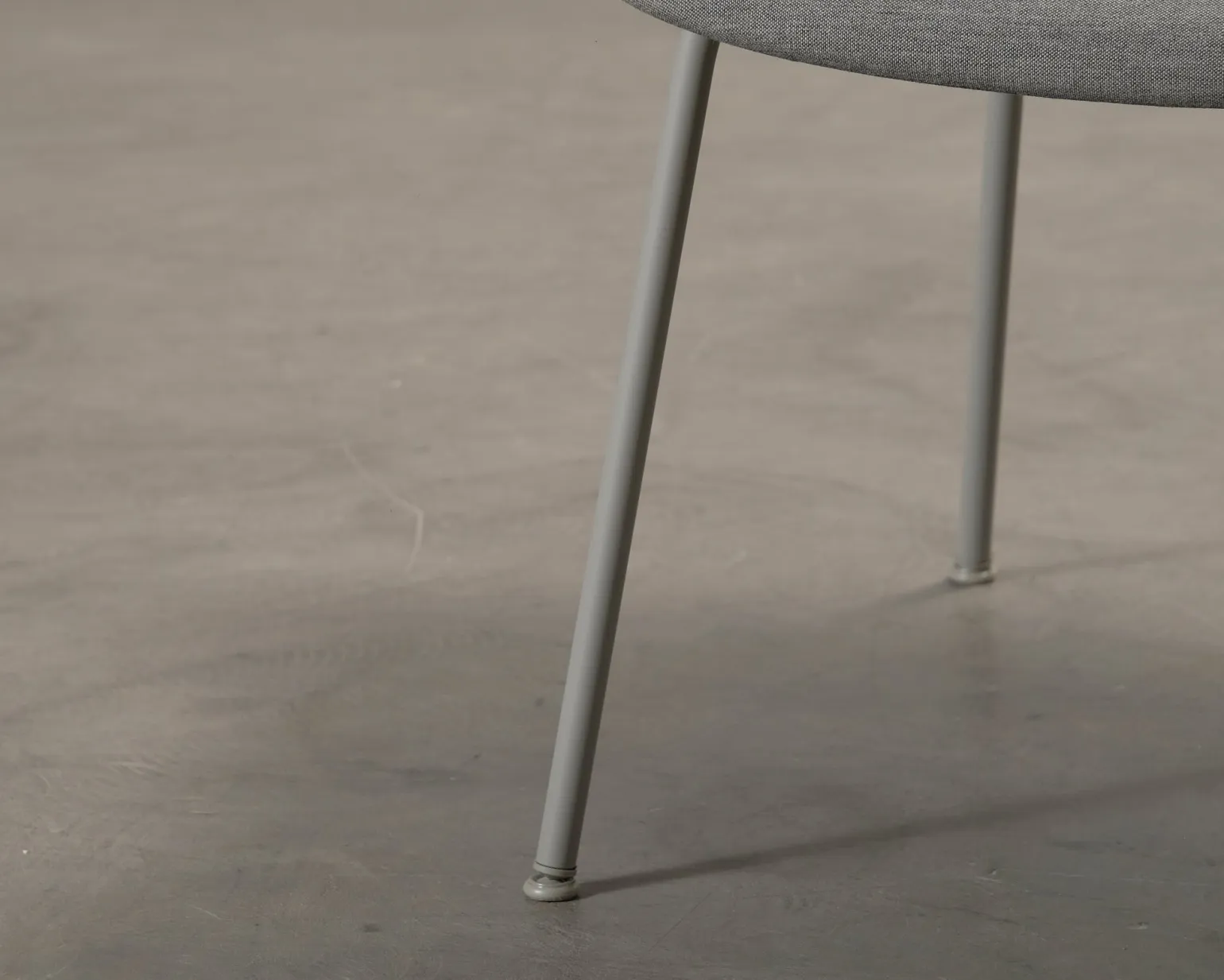 Muuto Fiber loungestol grå