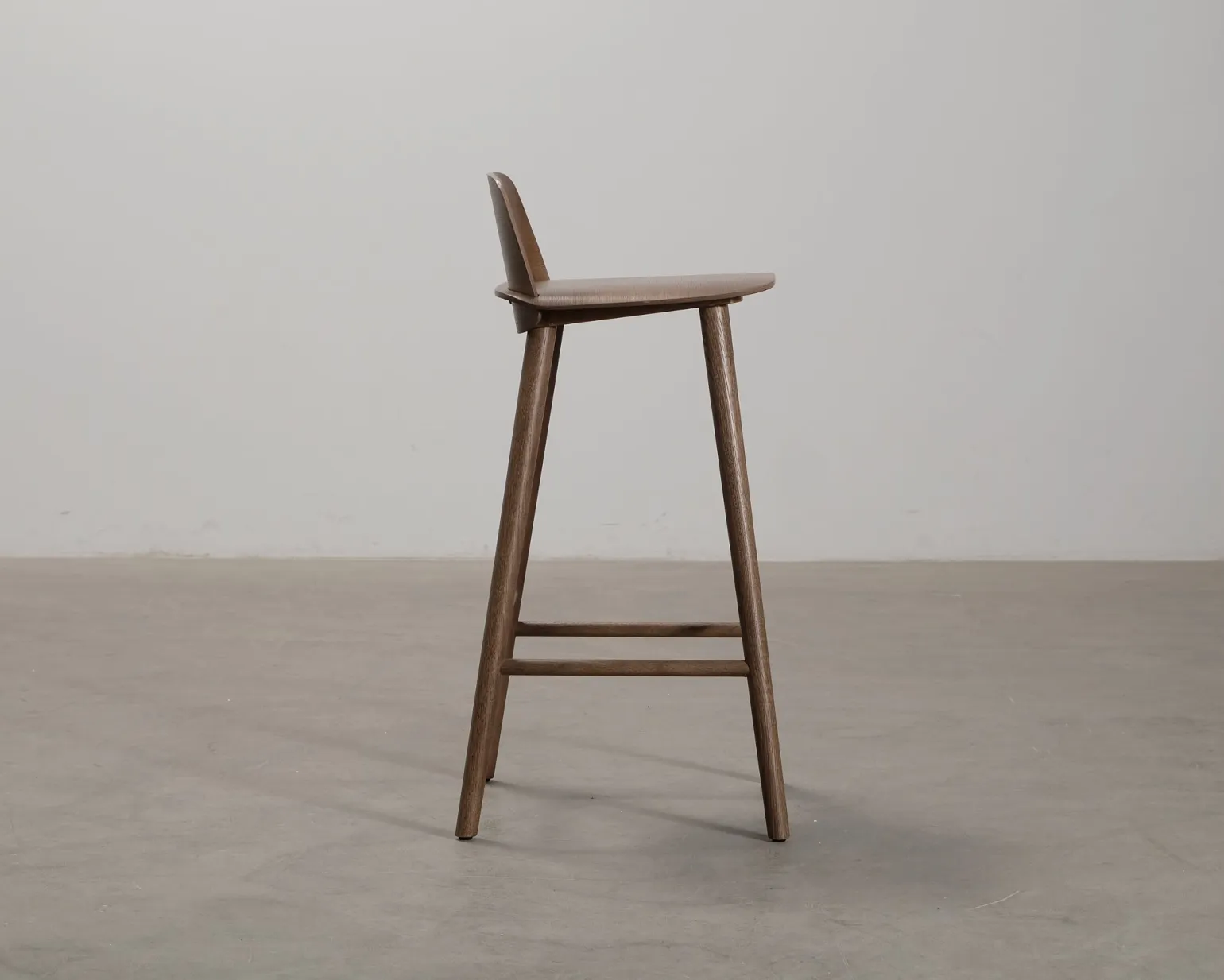 Muuto Nerd barstol 75 cm dark stained oak