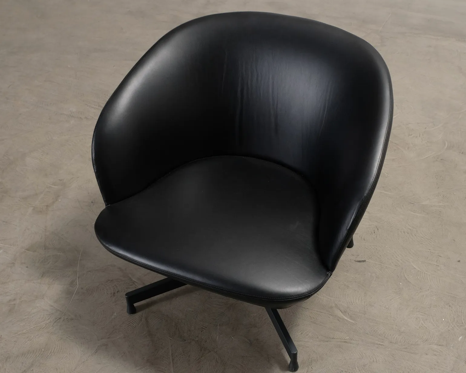 Muuto Oslo skinnfåtölj svart