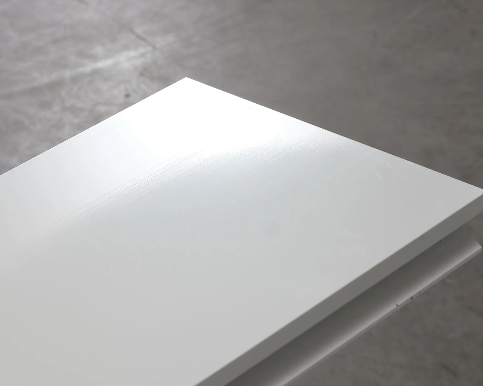 Nonuform Exilis Basic vägghylla 18 x 118 cm vit