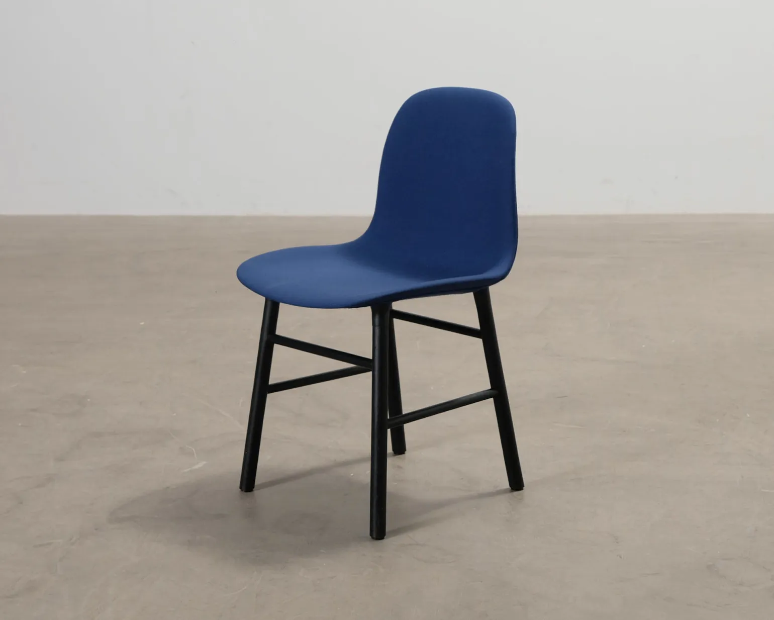 Normann Copenhagen Form stol blå
