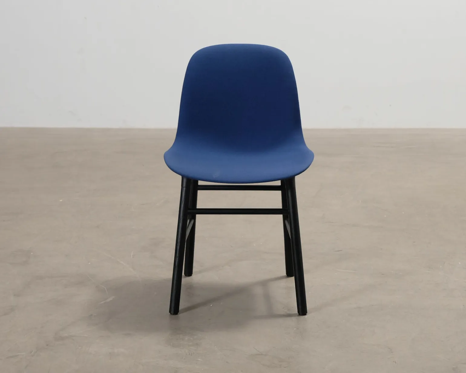 Normann Copenhagen Form stol blå